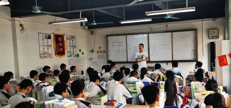 助力教学 冲刺高考——海南华侨中学、海口黄冈金盘高级中学举行高考备考研讨会