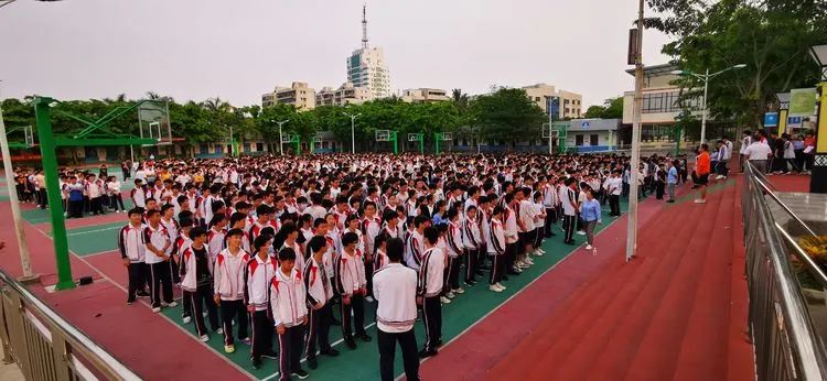 有备无患防患未然  应急有方遇险不慌——海口黄冈金盘高级中学开展防震应急疏散演练