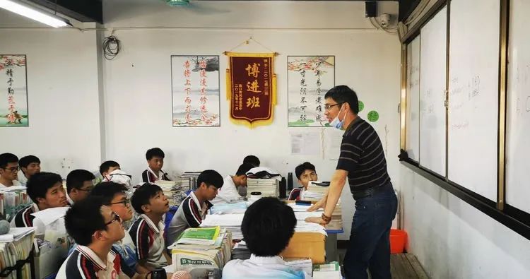 助力教学 冲刺高考——海南华侨中学、海口黄冈金盘高级中学举行高考备考研讨会