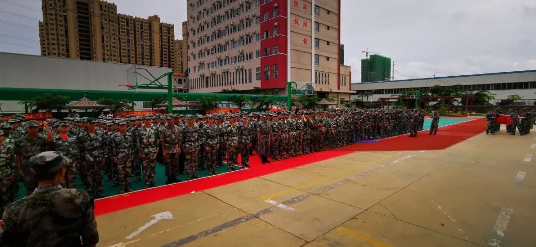 沙场点兵展英姿，燃我青春立远志——海口黄冈金盘高级中学2020级新生军训汇报表演暨总结表彰大会