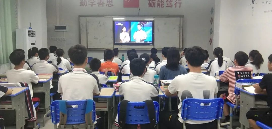 长鸣消防安全警钟 筑牢防火防灾墙壁——海口黄冈金盘高级中学组织全体师生观看消防安全公开课 长鸣消防安全警钟 筑牢防火防灾墙壁——海口黄冈金盘高级中学组织全体师生观看消防安全公开课