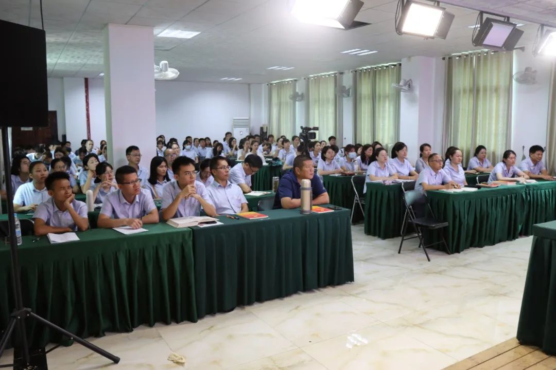 学百年党史，育时代新人——海口黄冈金盘高级中学教师党史学习专题会