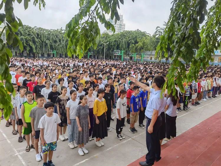 扬帆启航新征程——海口黄冈金盘高级中学初中部秋季学期第一次升国旗仪式