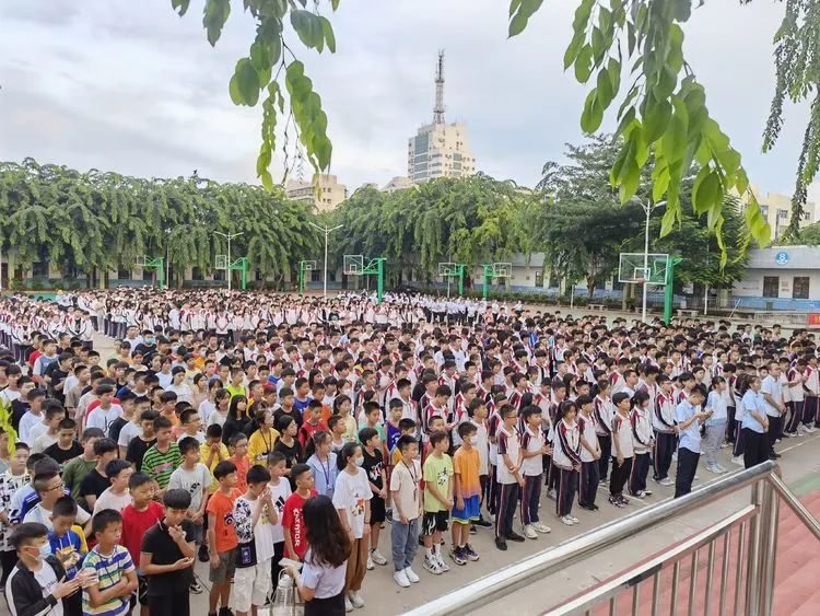 扬帆启航新征程——海口黄冈金盘高级中学初中部秋季学期第一次升国旗仪式