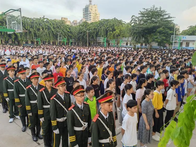 扬帆启航新征程——海口黄冈金盘高级中学初中部秋季学期第一次升国旗仪式