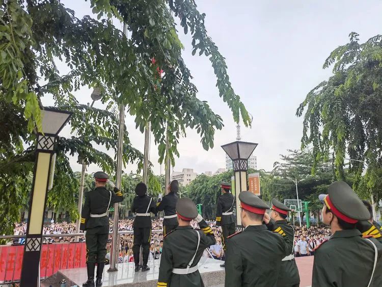 扬帆启航新征程——海口黄冈金盘高级中学初中部秋季学期第一次升国旗仪式