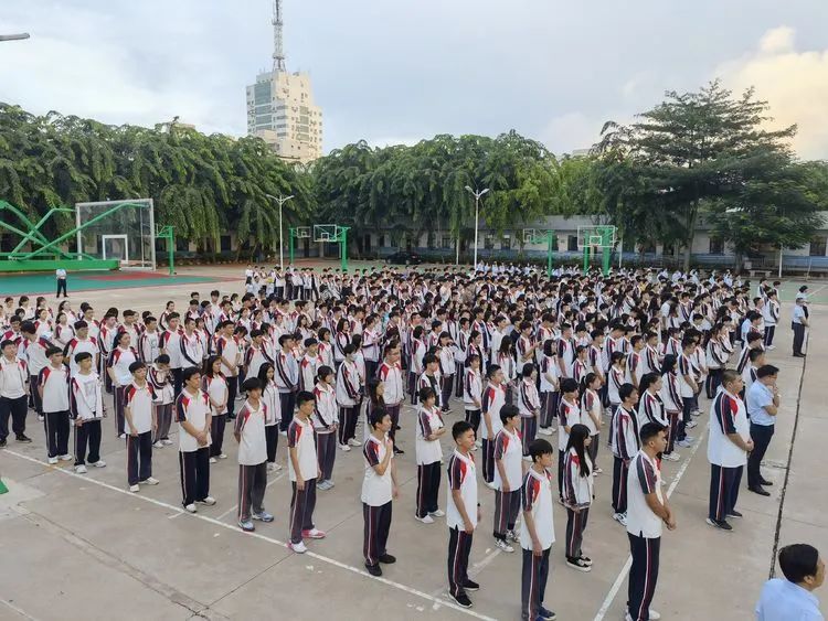 扬帆启航新征程——海口黄冈金盘高级中学初中部秋季学期第一次升国旗仪式