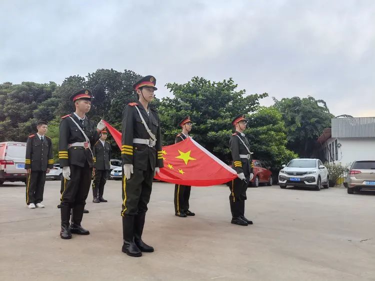 扬帆启航新征程——海口黄冈金盘高级中学初中部秋季学期第一次升国旗仪式